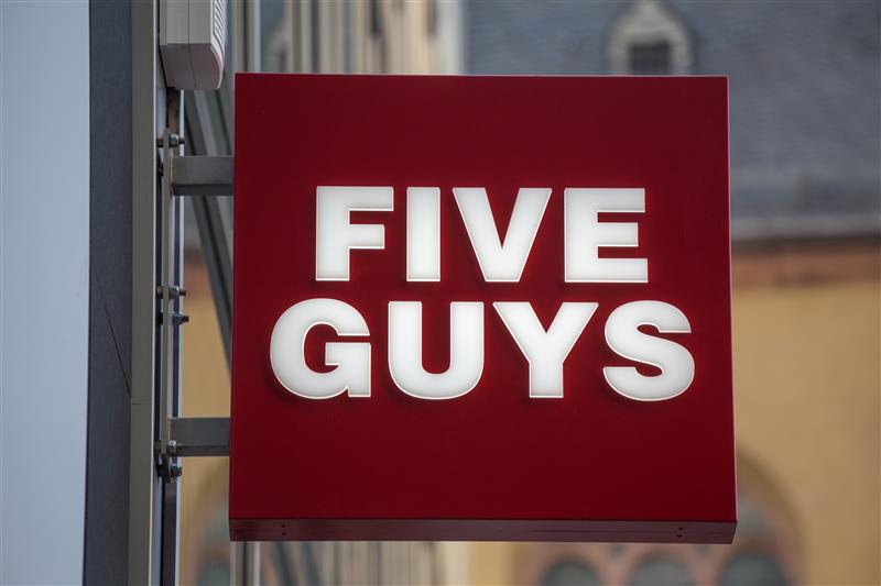 Enseigne Five Guys en ville